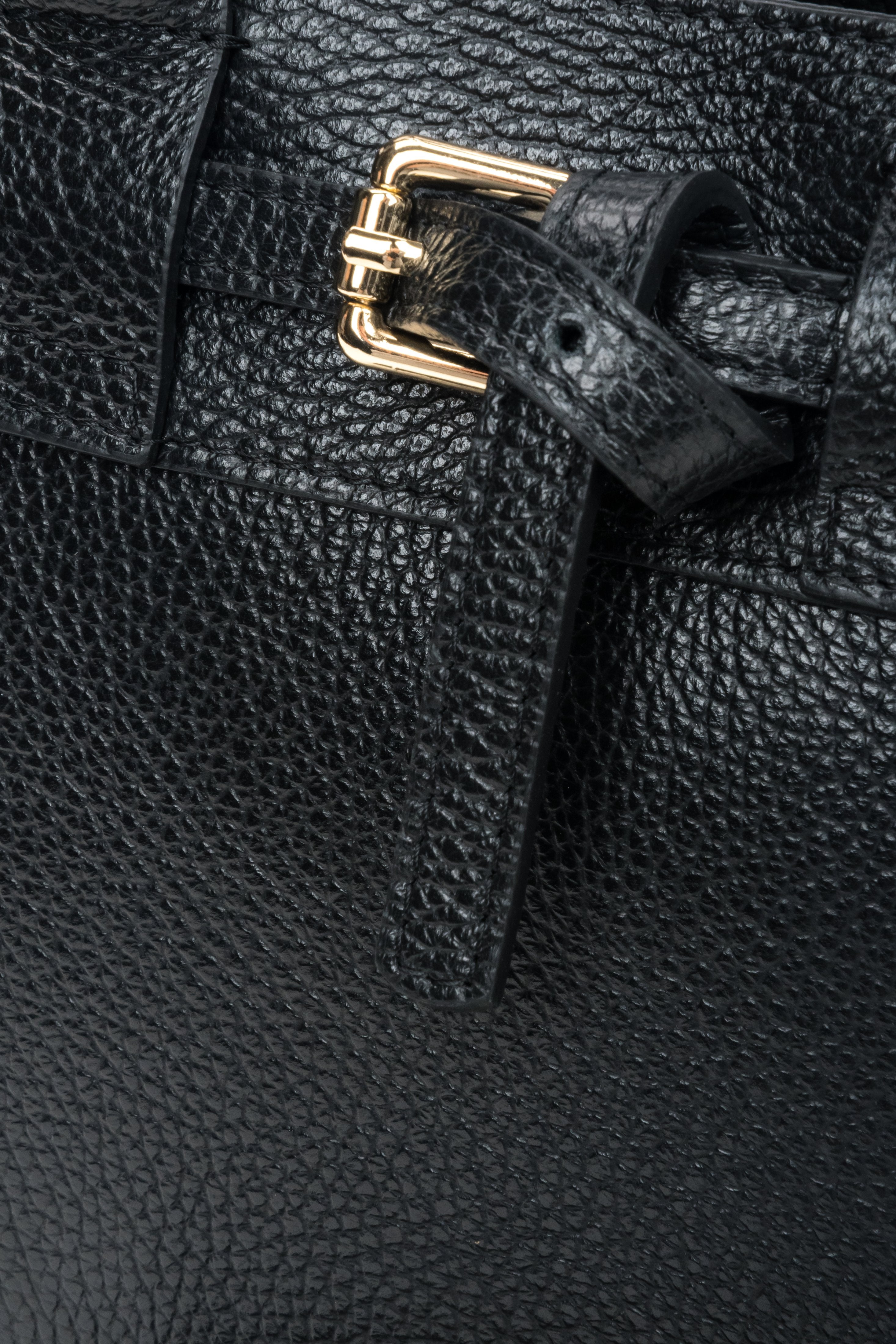 Made of Premium Italian Genuine Leather, women's small black satchel handbag Estro ER00118334.