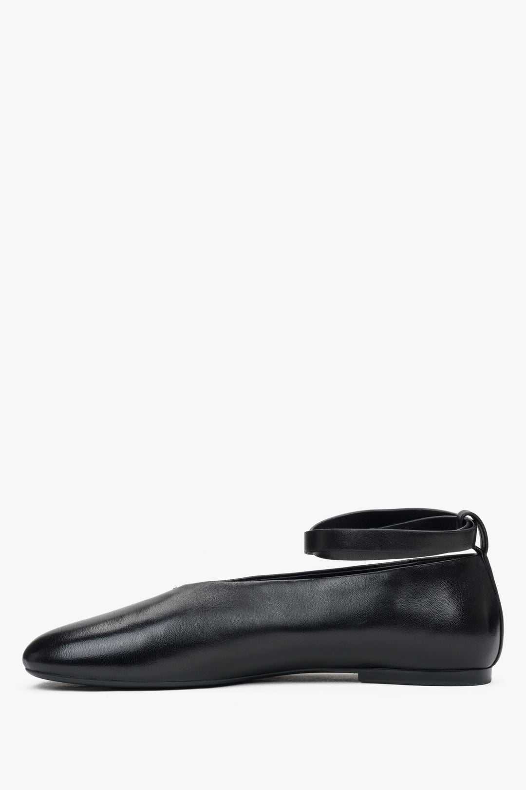 Women's black leather ballet flats with ankle strap Estro.