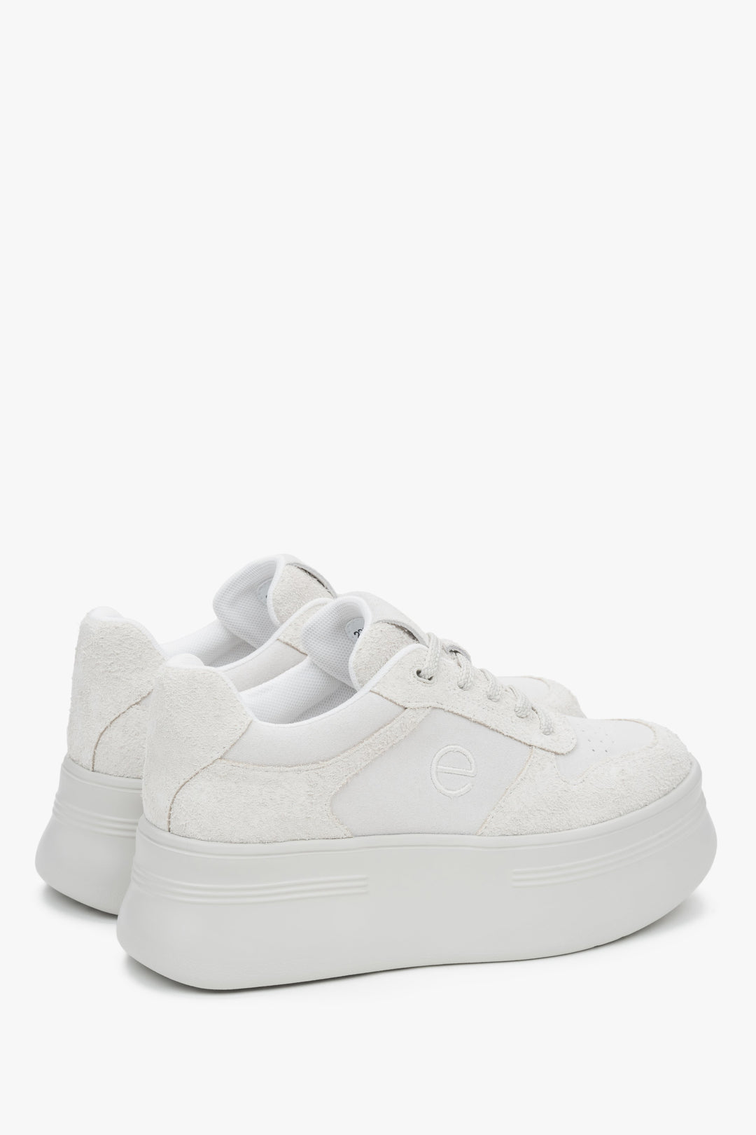 Stylish white and grey velour sneakers with thick sole – Estro.