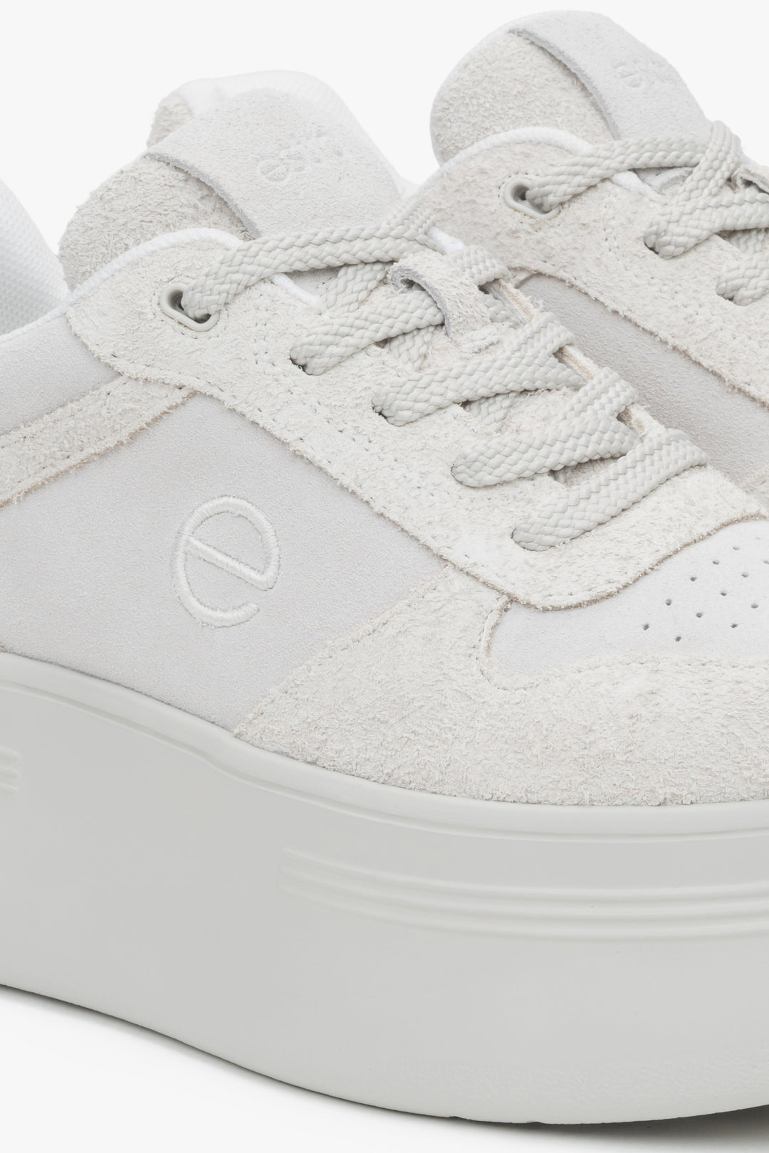 Soft white & grey sneakers in velour with chunky sole by Estro.