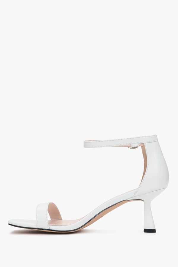Timeless white leather sandals for women from Estro - a classic combination of comfort, style, and the stable support of a funnel heel.