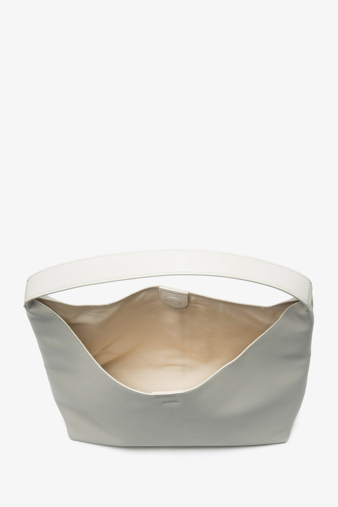 Elegant light beige women's shopper bag by Estro, made of genuine leather – an excellent choice for women who value functionality and subtle style.