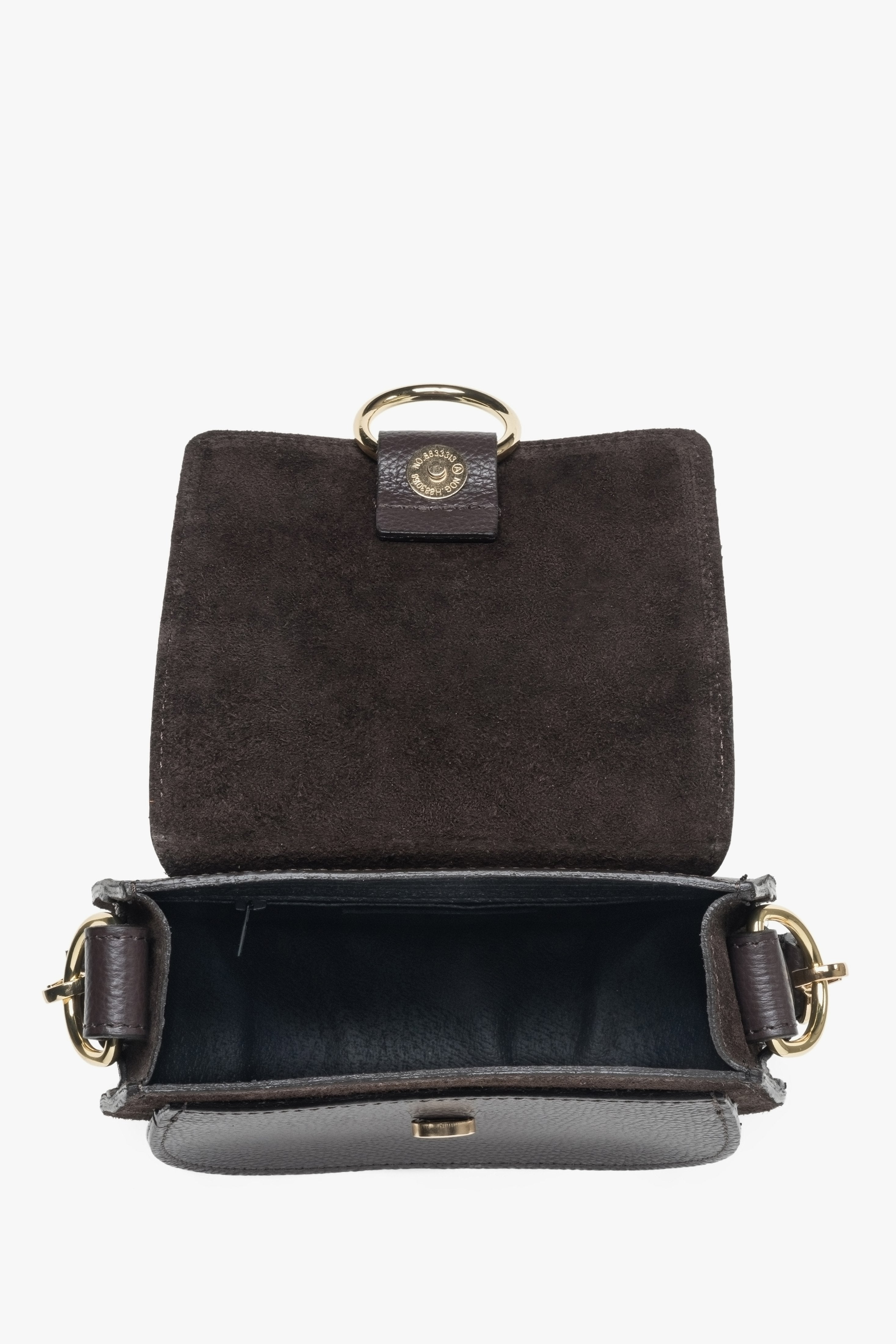 A women's handbag made of Italian genuine leather in dark brown by Estro - close-up of the interior of the model.