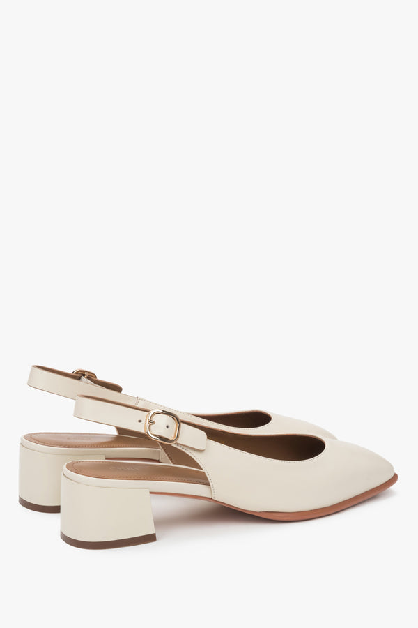 Light beige slingback pumps with a low heel from Estro - close-up of the heel.