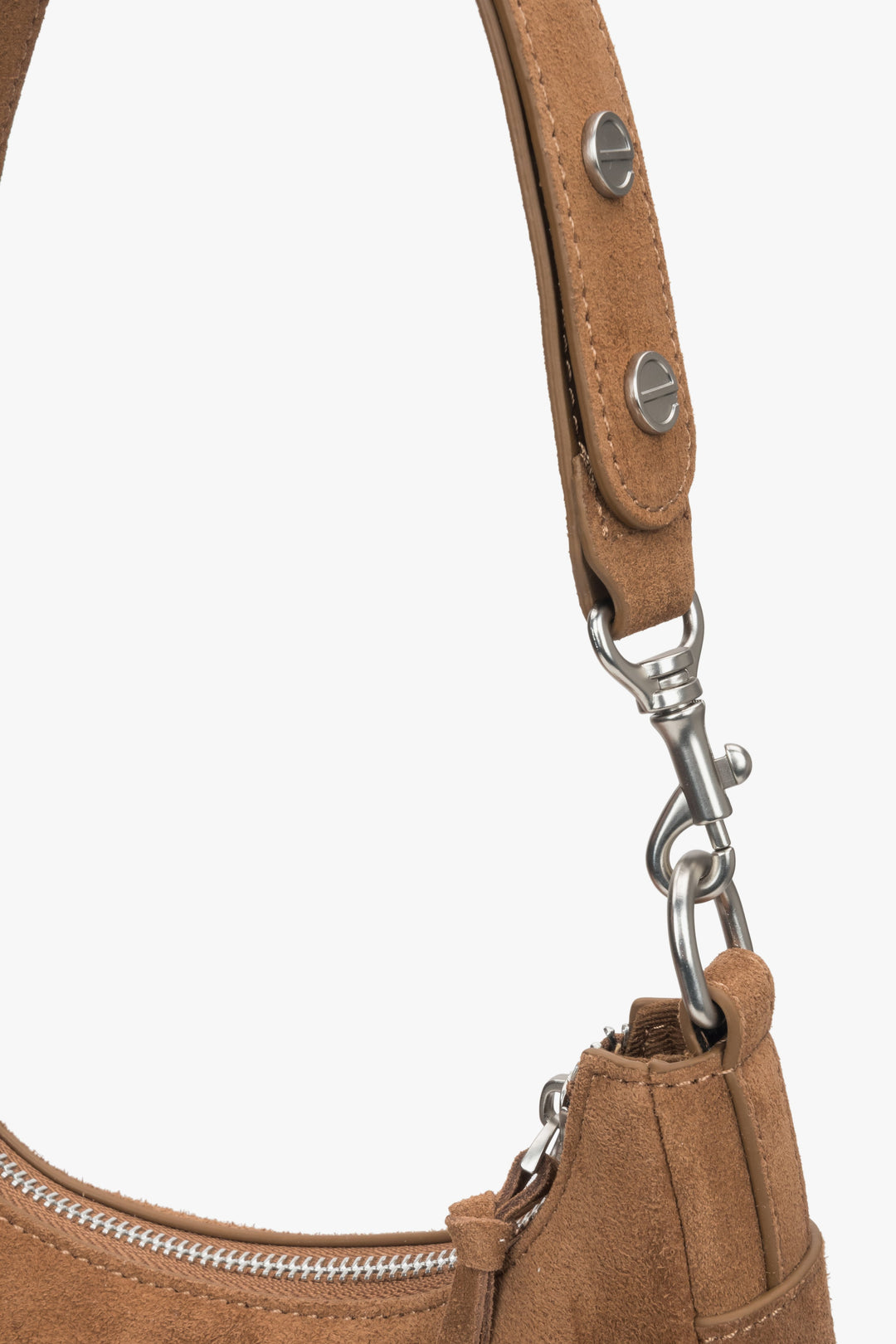 Velour shoulder bag by Estro in brown with fringes – details.