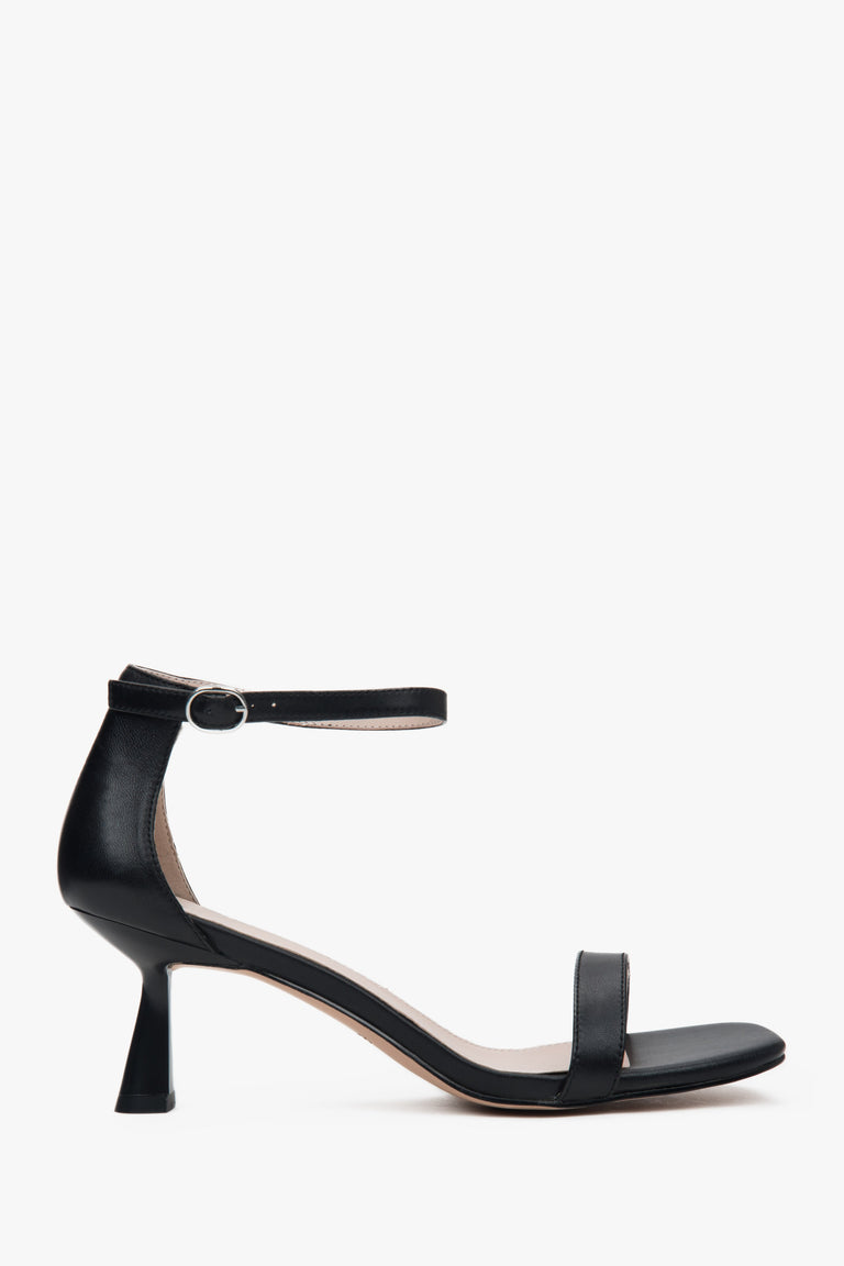 Women's Black Leather Sandals with a Comfortable Funnel Heel Estro ER00116985.