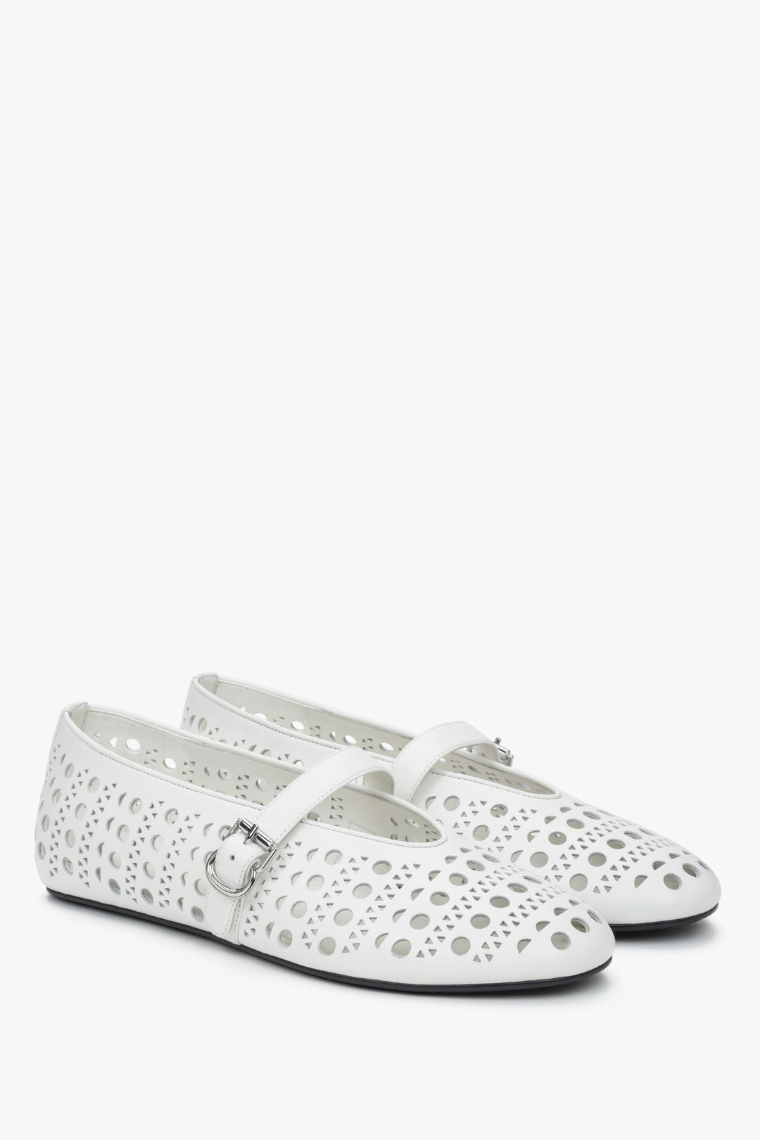 White perforated Estro women's ballet flats, made of genuine leather, perfect for warm summer days.