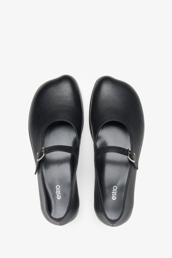 Women's black leather ballerinas by Estro - top view of the model.
