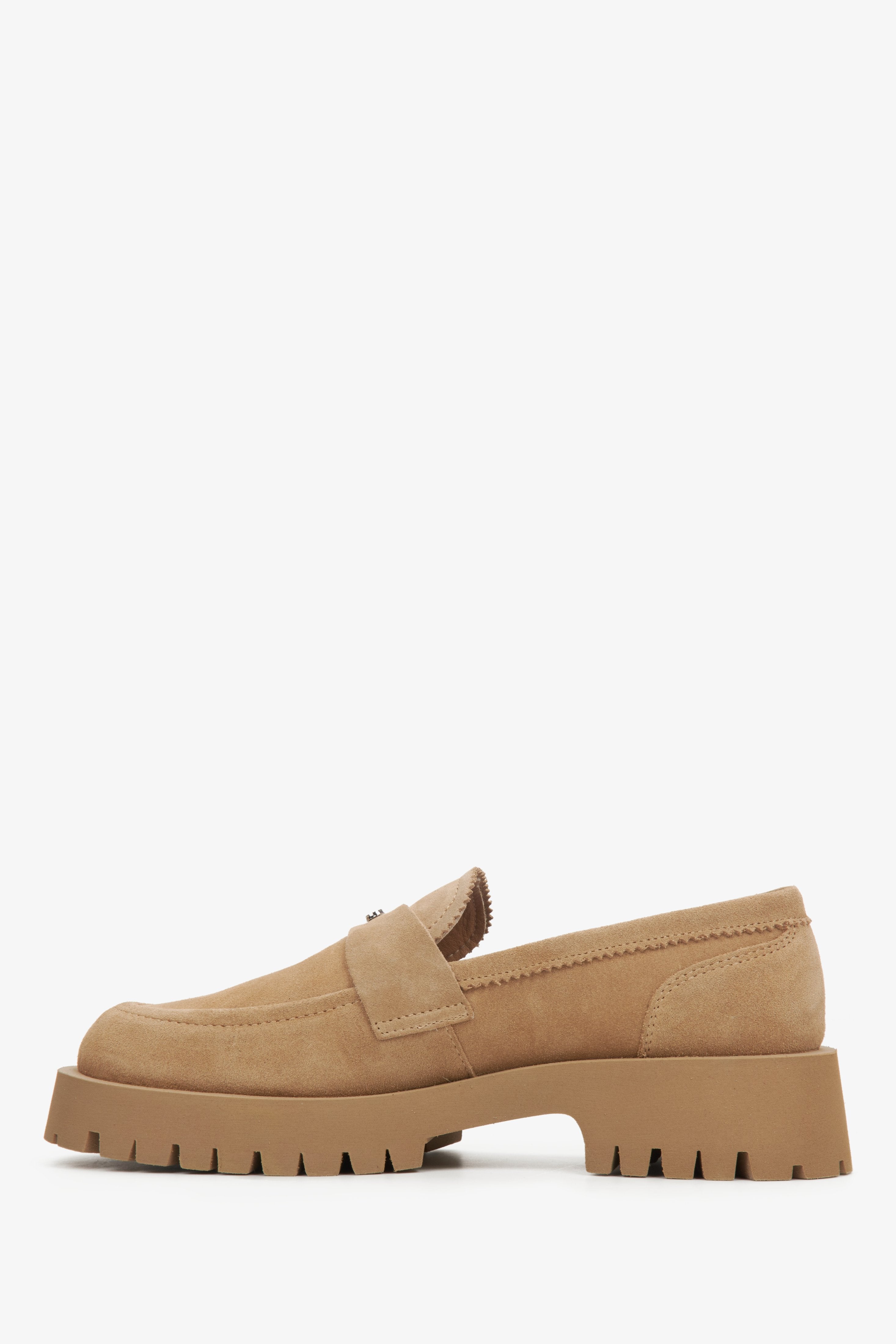 Women's brown loafers made of genuine velour with a chunky sole by Estro - shoe profile.