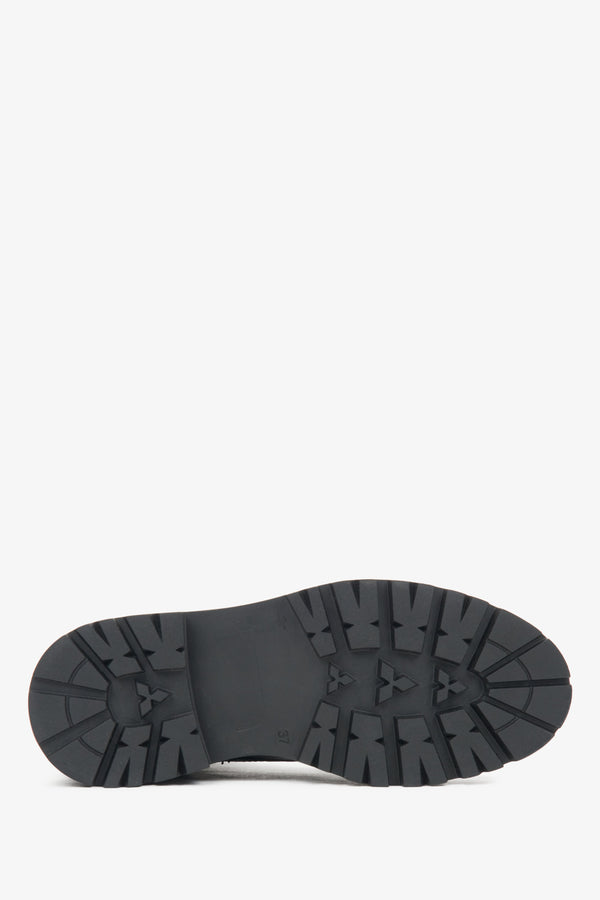 Women's black leather ankle boots by Estro - close-up of the sole.