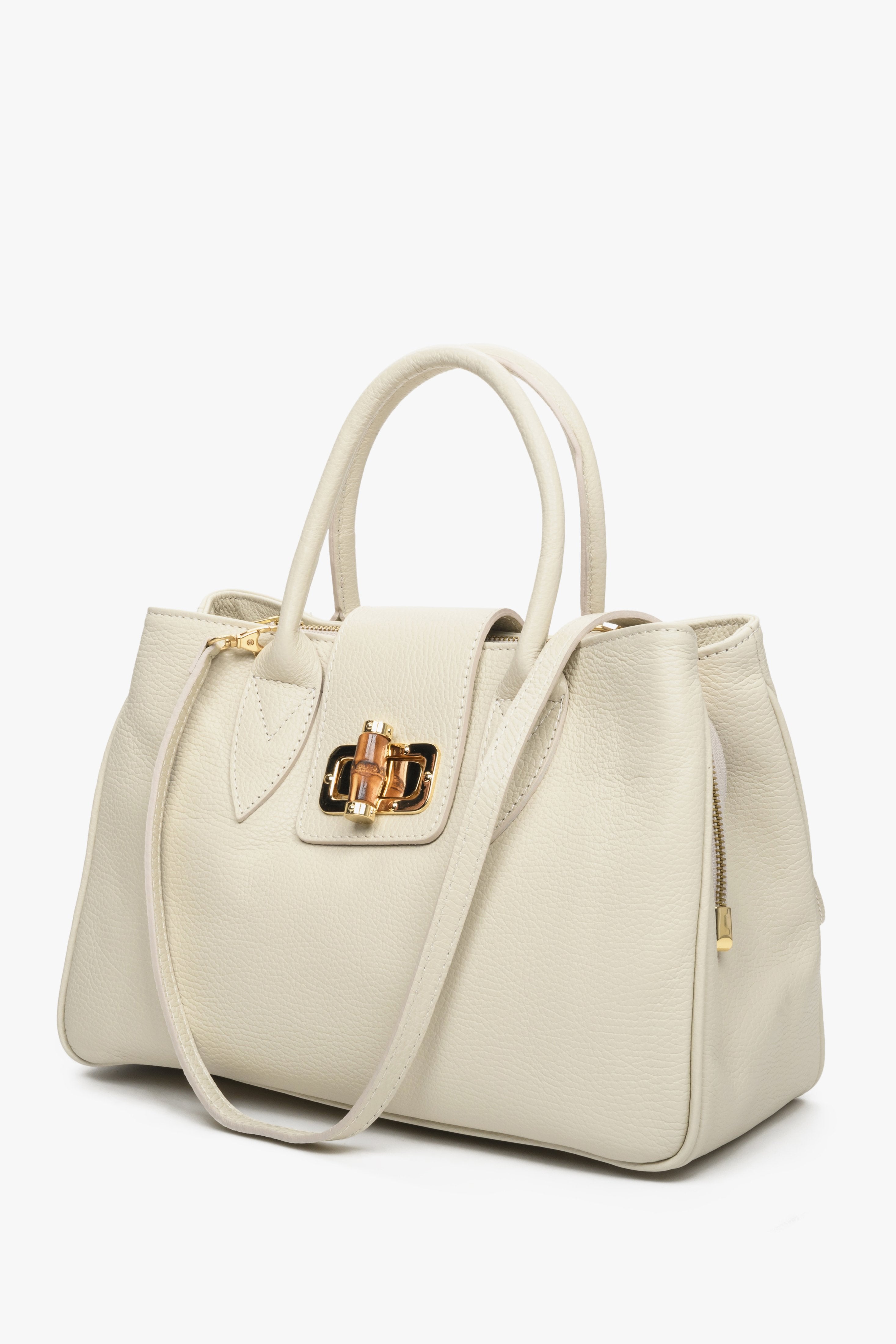 Italian leather women's handbag ideal for spring and summer for hand and on a longer strap in light beige.