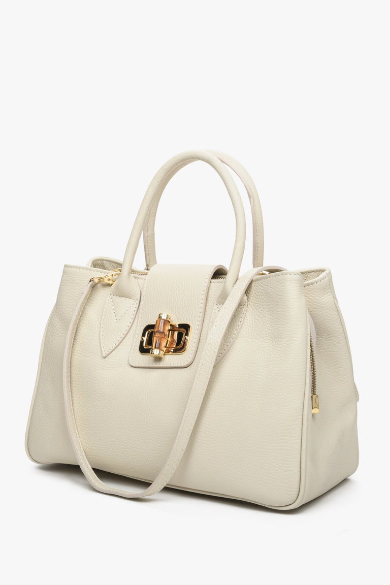 Italian leather women's handbag ideal for spring and summer for hand and on a longer strap in light beige.