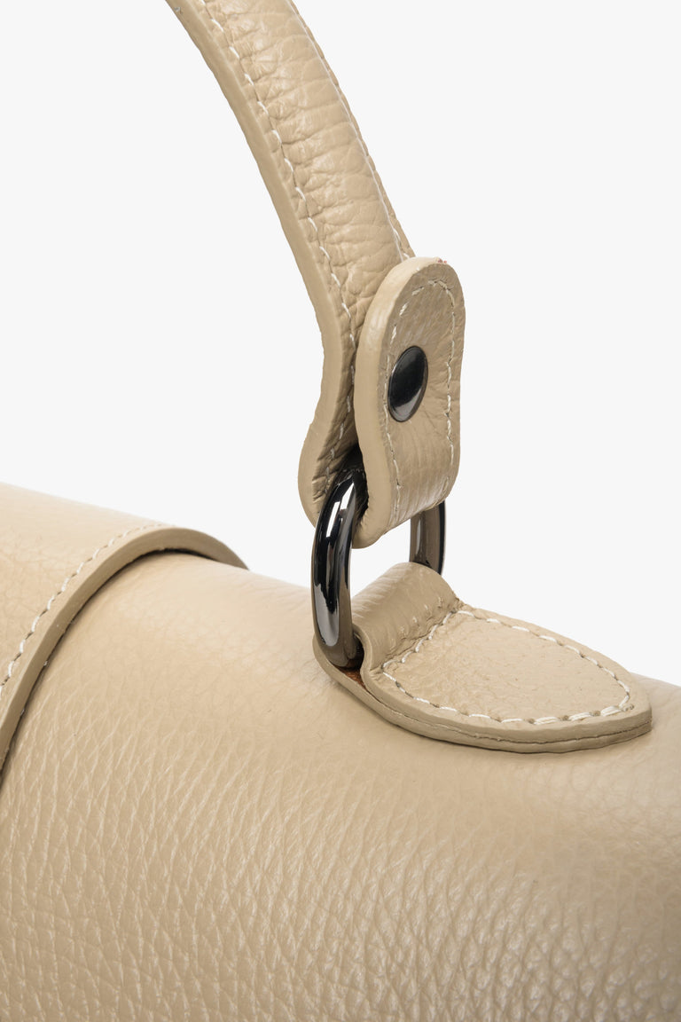 Sand beige Estro women's handbag made of natural leather - close-up of the handle.