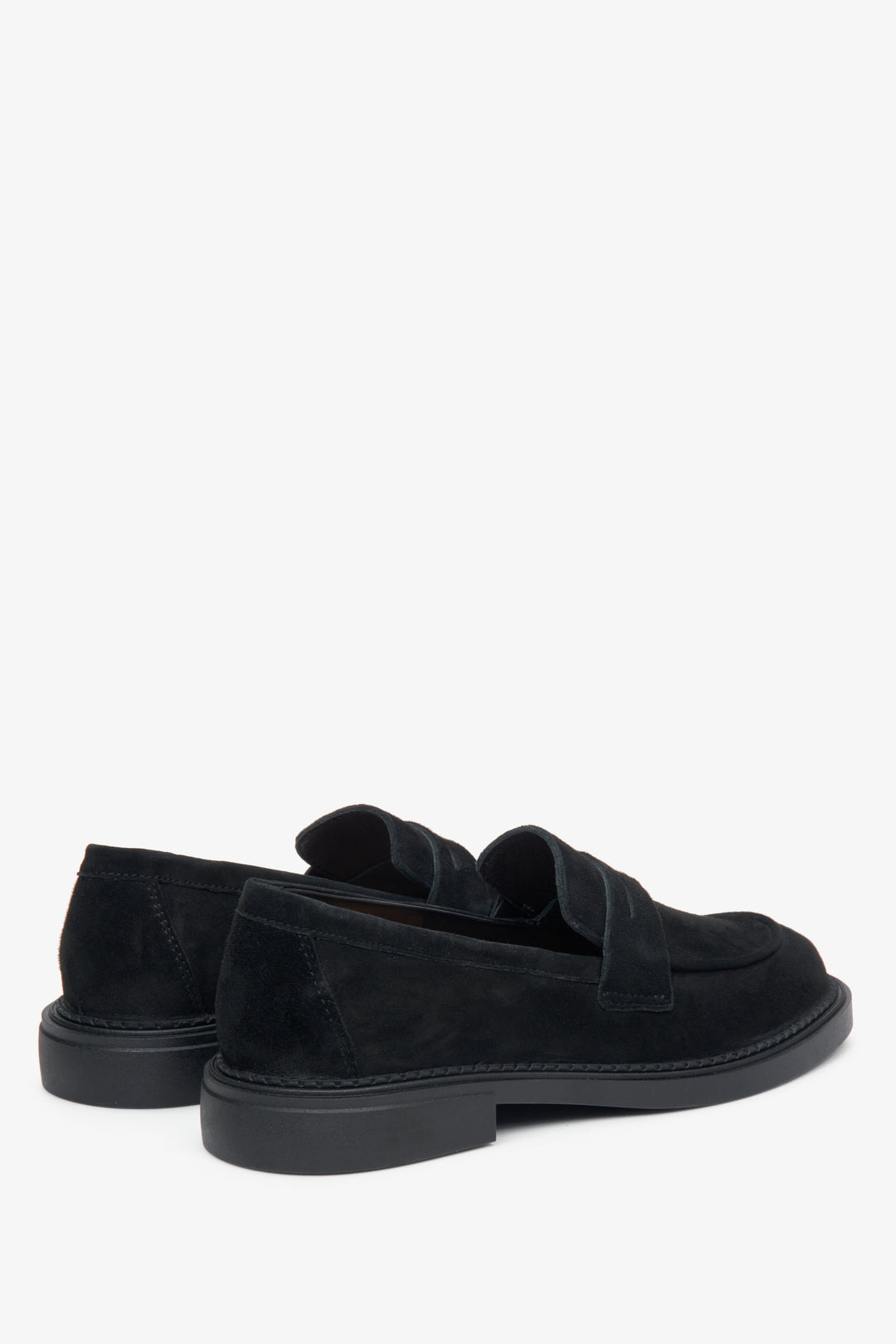 Women's suede moccasins in black Estro - a close-up of the heel.