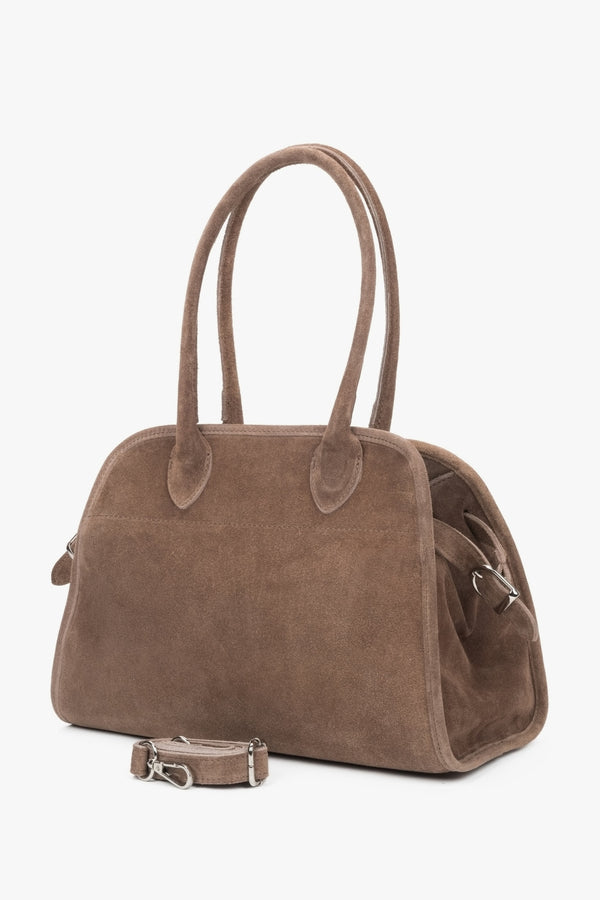 A stylish women's handbag in a satchel form, in an elegant beige shade, made from Italian premium natural velour, by Estro.