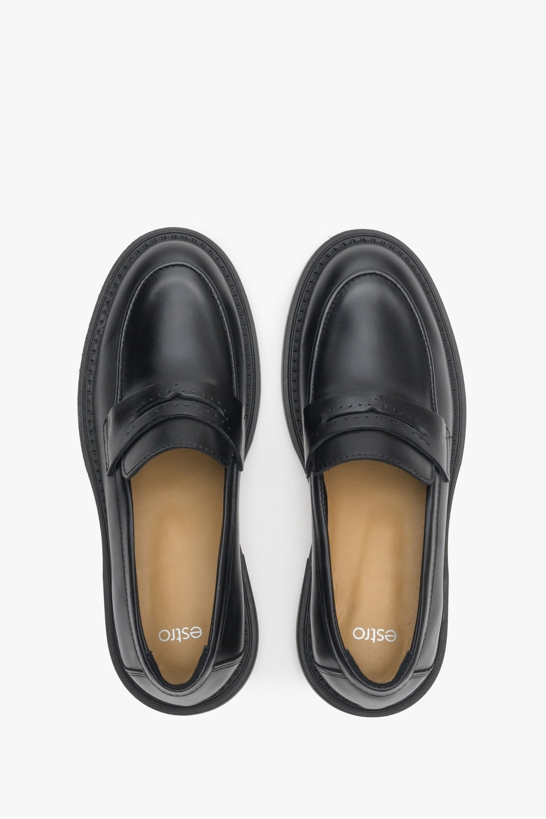 Black leather loafers for women Estro - presentation of the model from above.