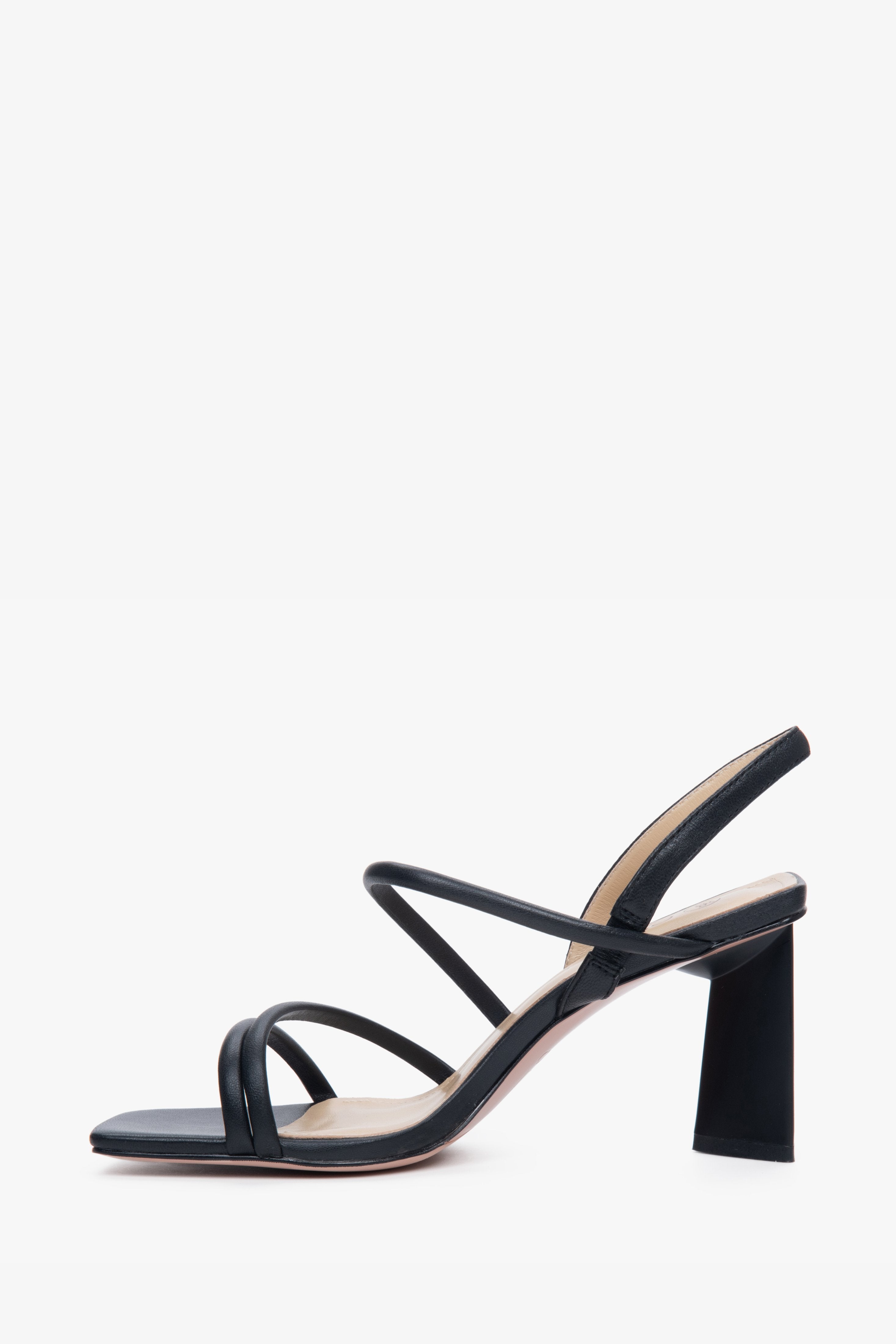 Black women's strappy sandals Estro on a block heel.