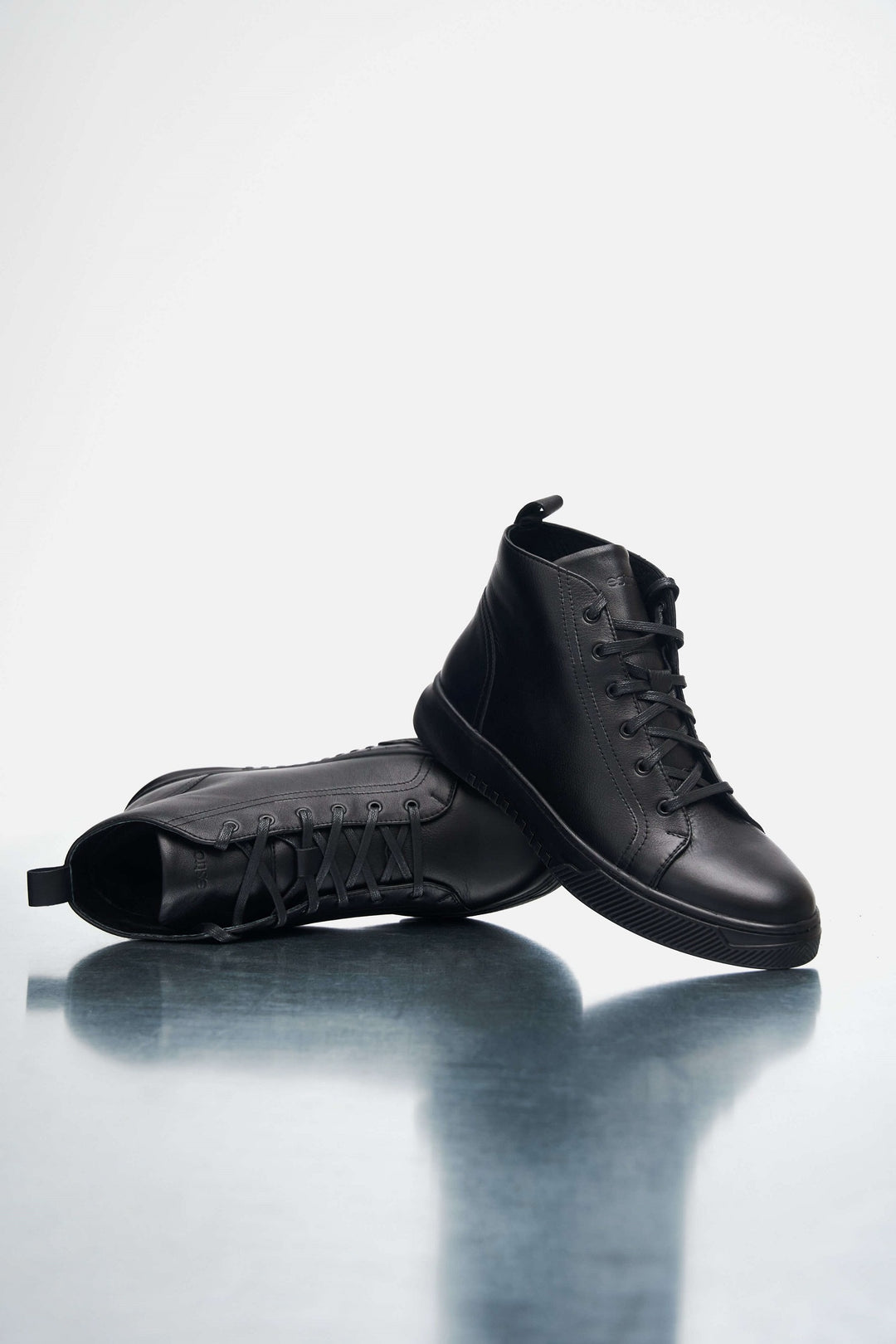 Men's Black High-top Sneakers made of Genuine Leather Estro ER00111803.