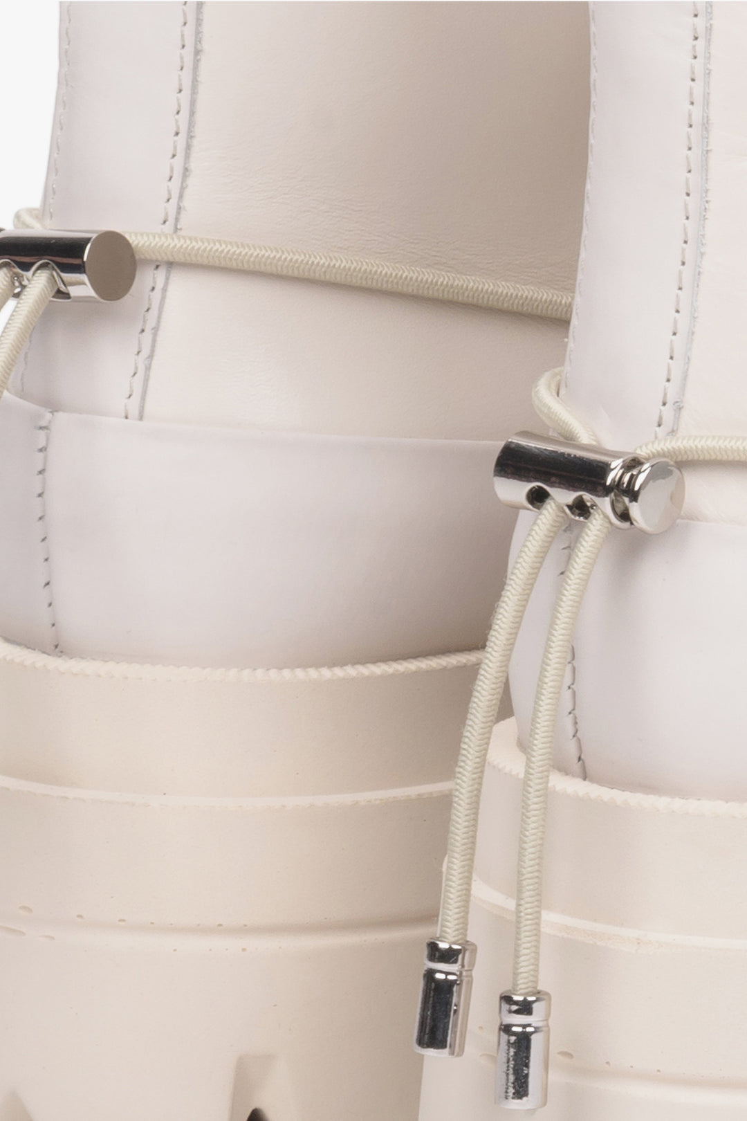 High women's leather ankle boots in beige by Estro - close-up on the fastening system.