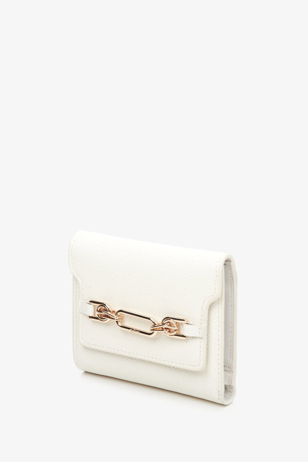 Women's light beige leather wallet with a gold clasp, Estro.