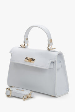Estro structured handbag made of genuine leather with an adjustable strap in white.