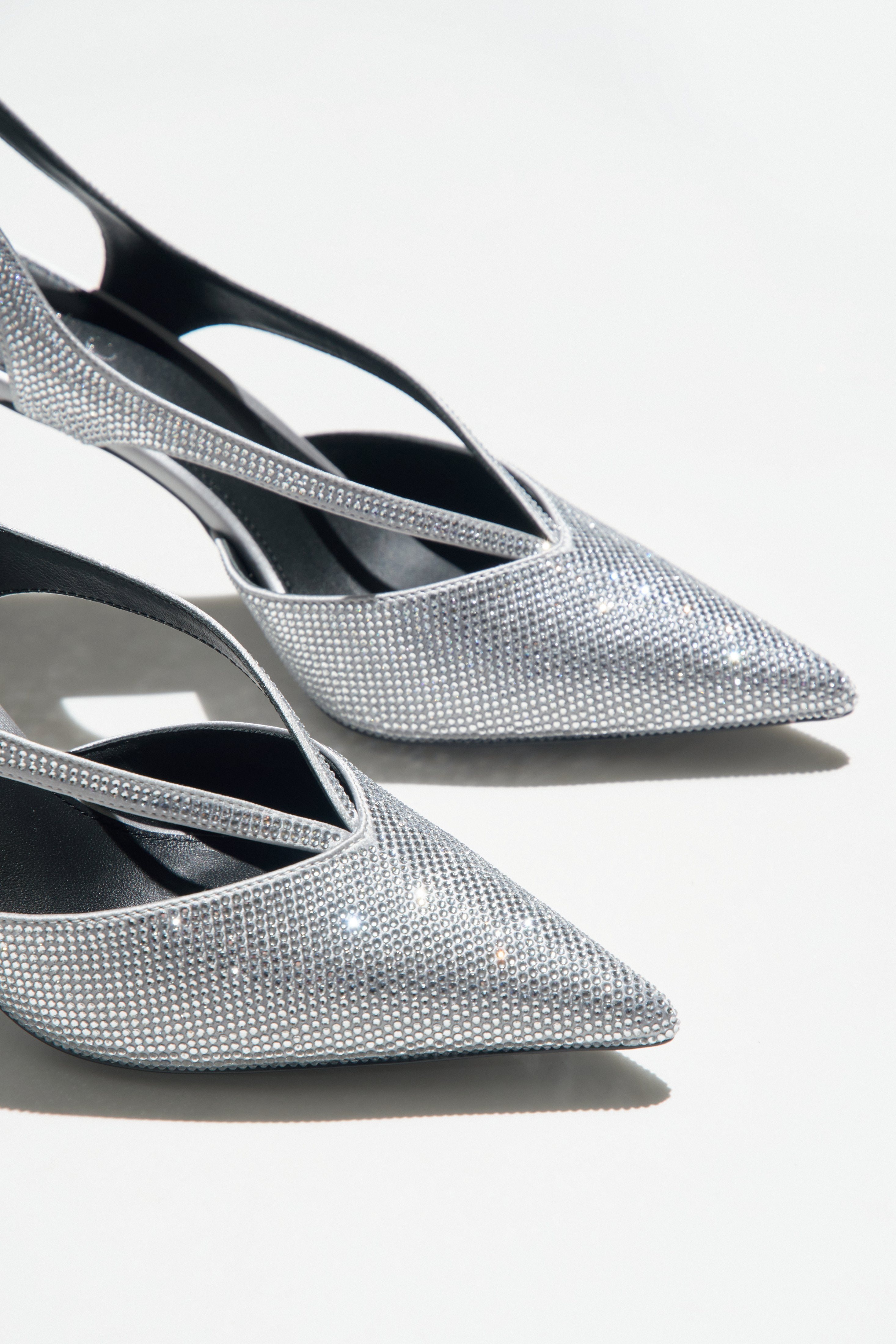 Pointed toe silver leather slide sandals Estro.