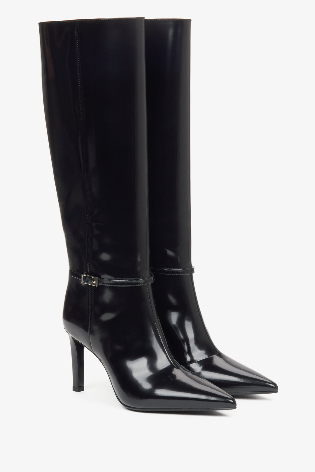 Black knee-high boots with a high heel made of genuine patent leather from Estro - close-up of the side and front of the model.