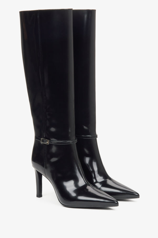 Black knee-high boots with a high heel made of genuine patent leather from Estro - close-up of the side and front of the model.