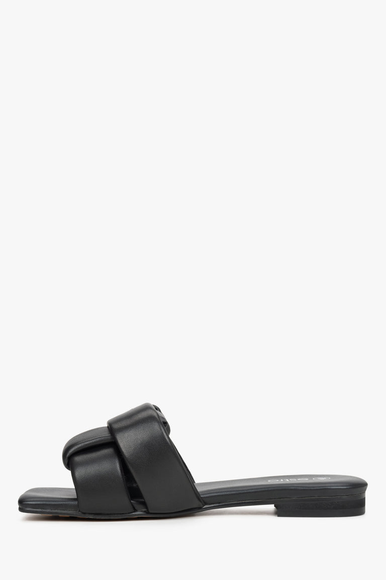 Women's black leather slides, Estro brand - shoe profile.