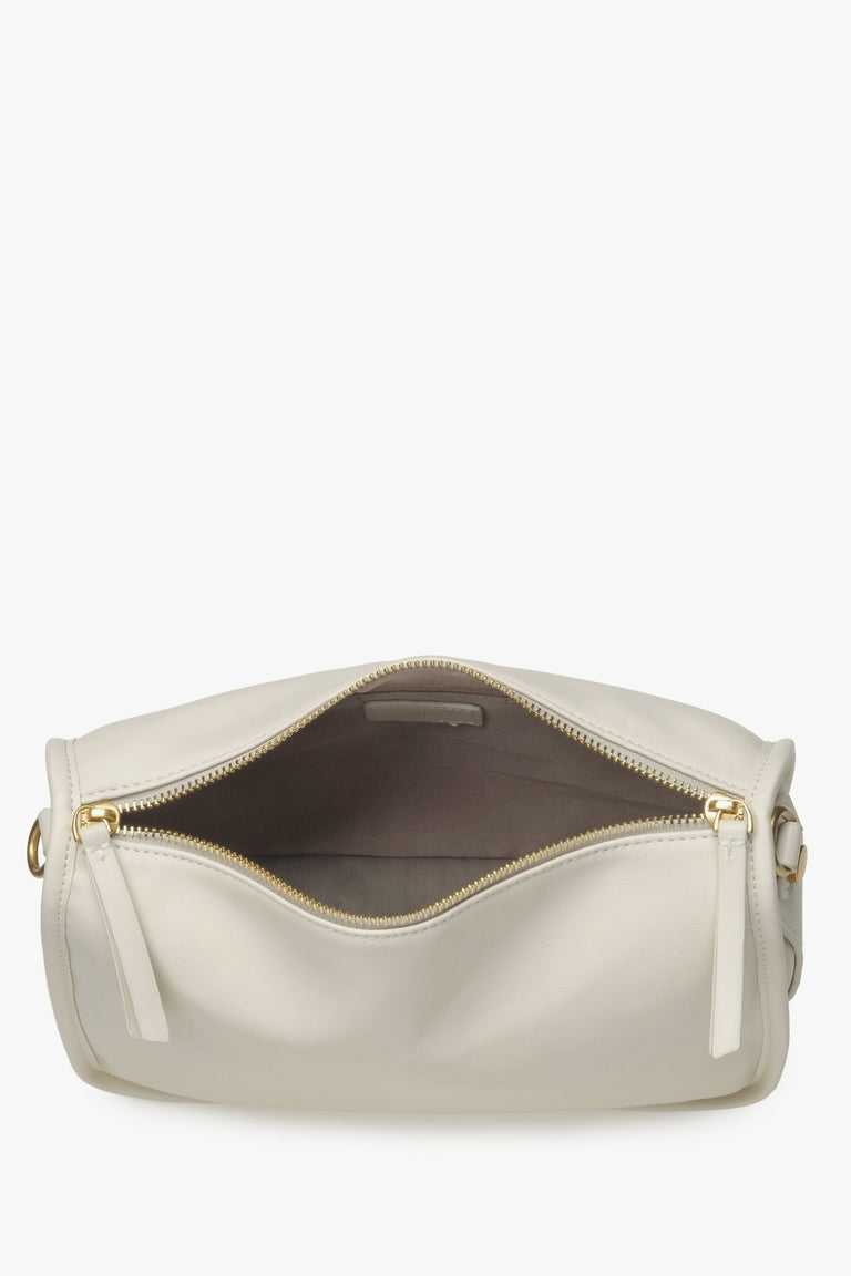 Women's light beige shoulder bag Estro - a close-up on the main compartment.