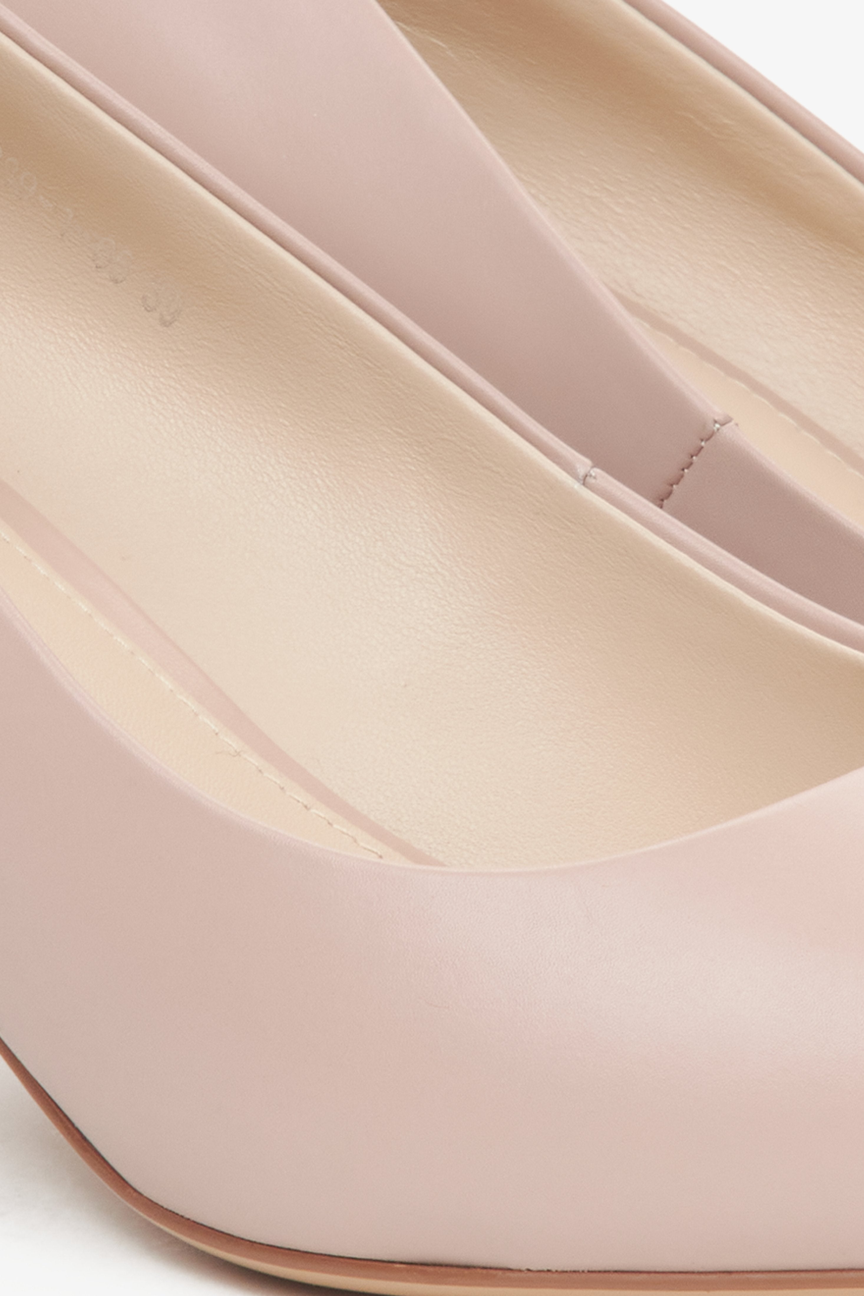 Beige women's pumps on heels by Estro - close-up of details.