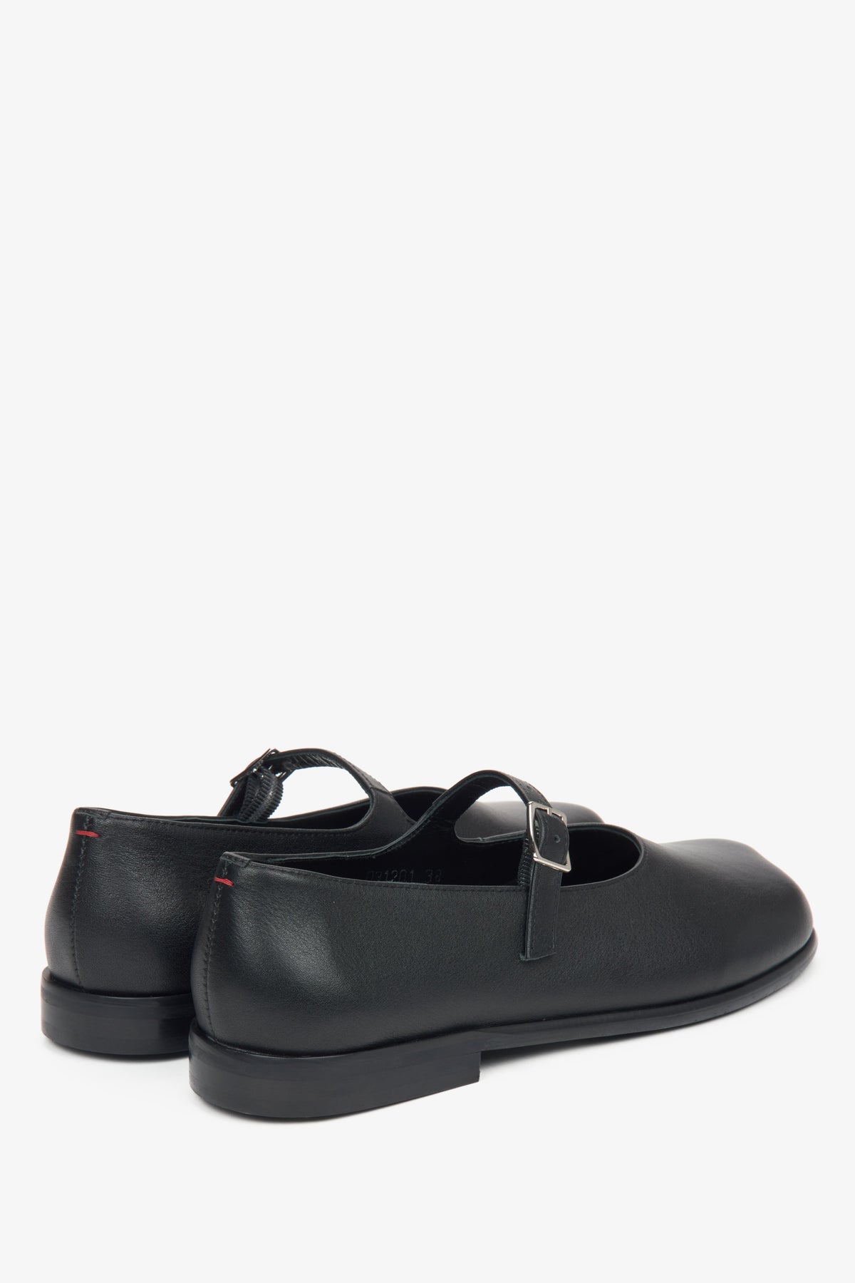 Leather women's black ballerinas by Estro - close-up of the heel.