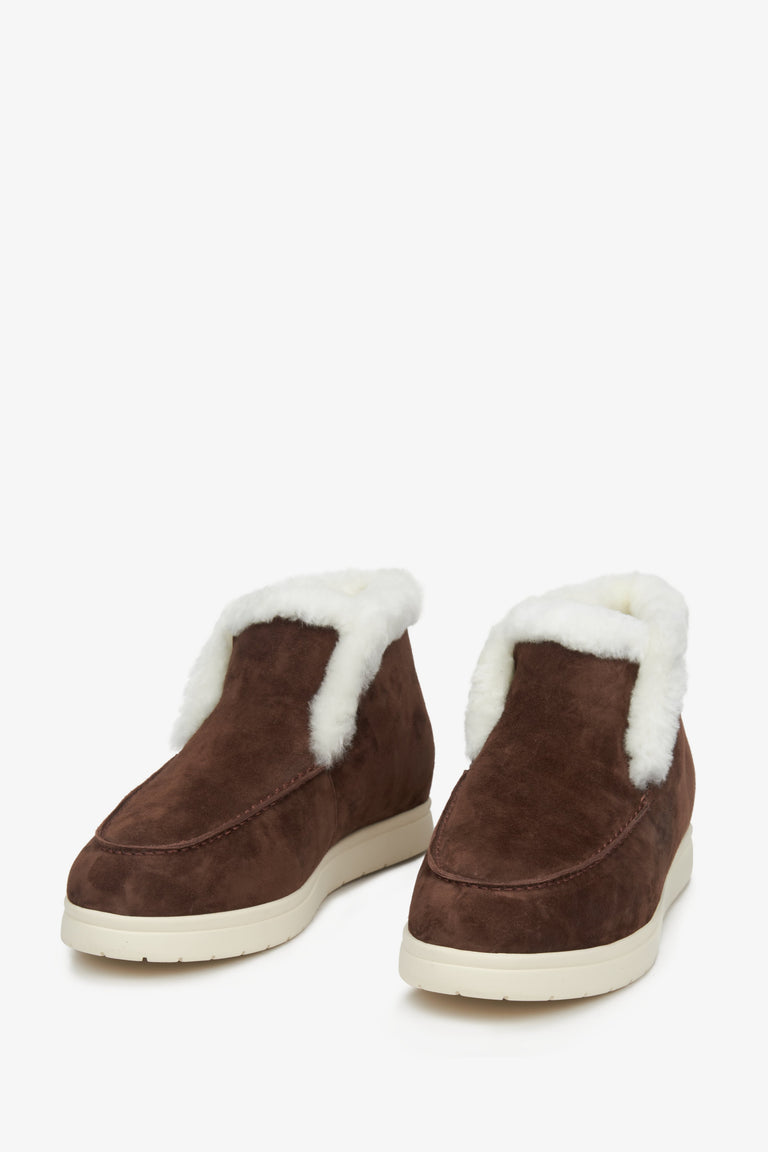 Winter women's moccasins in brown velour and natural leather by Estro - front part of the shoe.