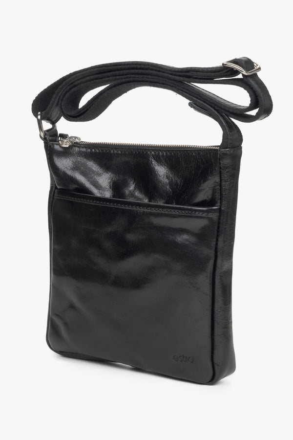 Small men's shoulder bag in elegant black, crafted from premium Italian natural leather, from Estro.