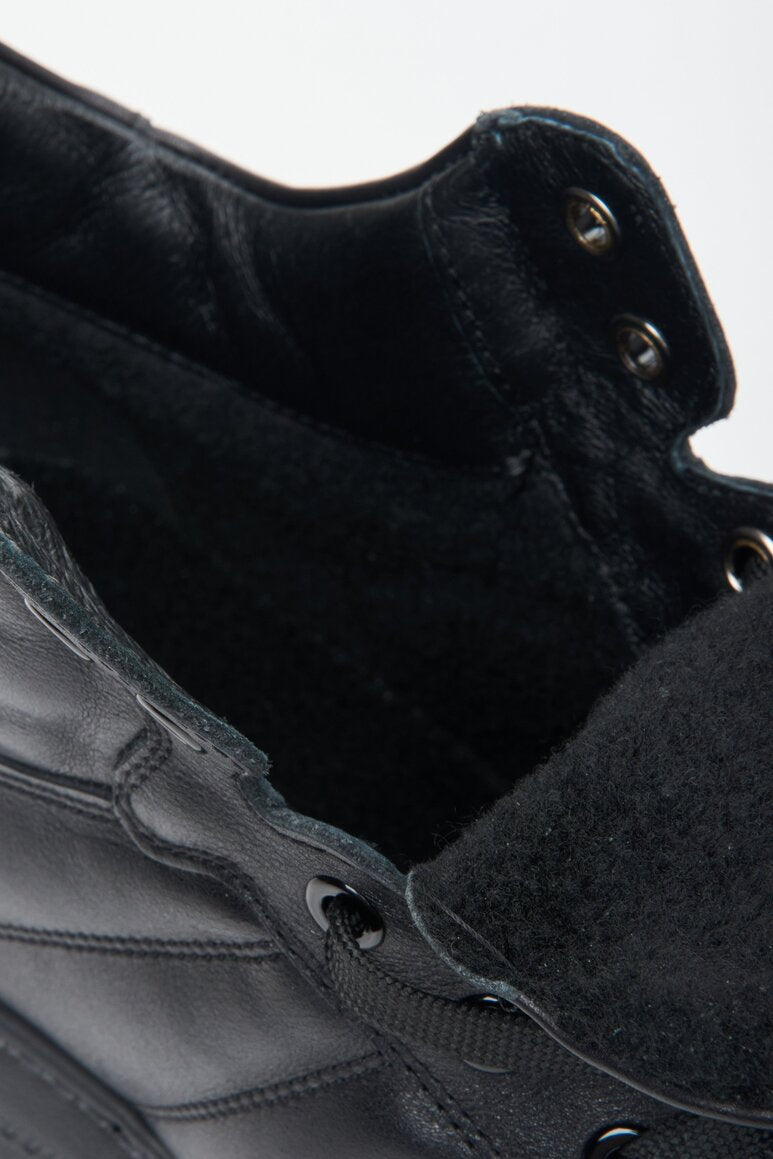 Men's high-top sneakers for fall in black by Estro - close-up of the soft lining inside the shoe.