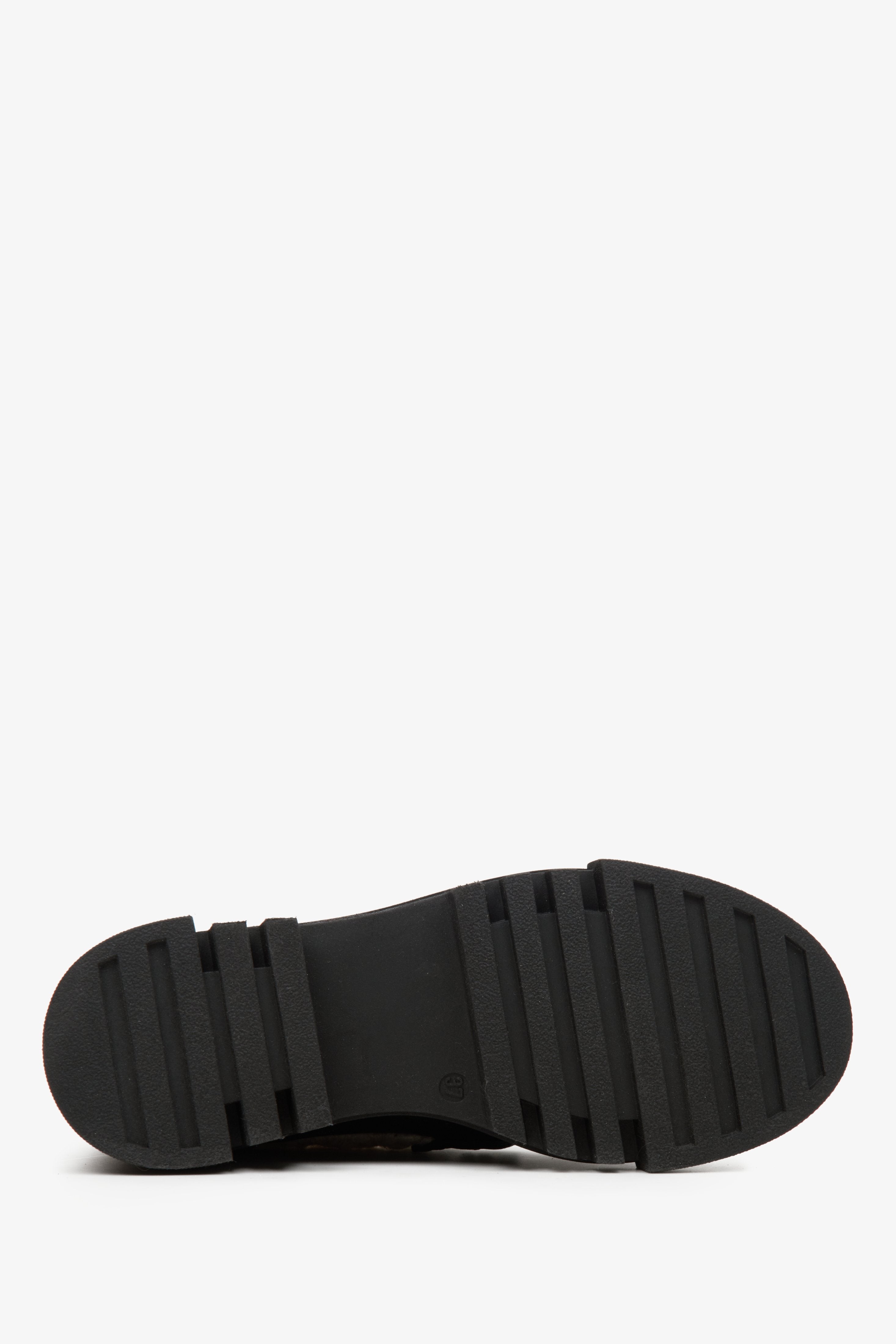 Women's black Estro moccasins with insulation - close-up of the sole.