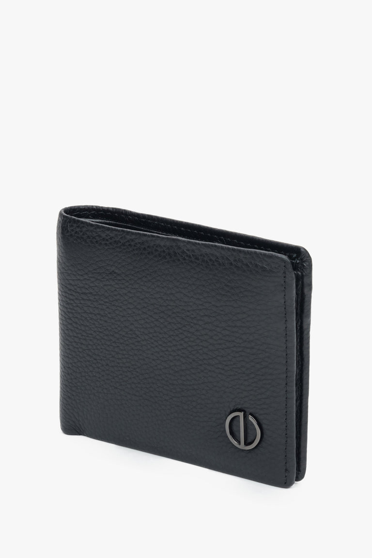 Black leather men's wallet Estro with a subtle brand logo.