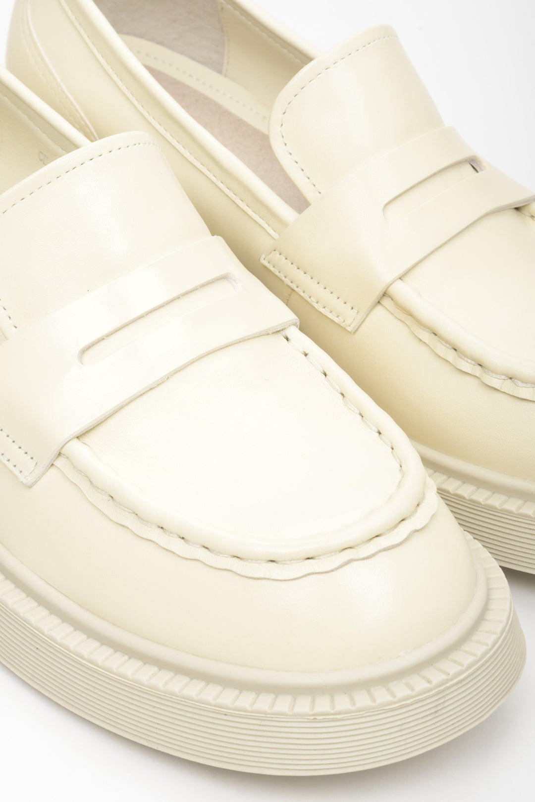 Women's moccasins made of genuine leather in light beige by Estro