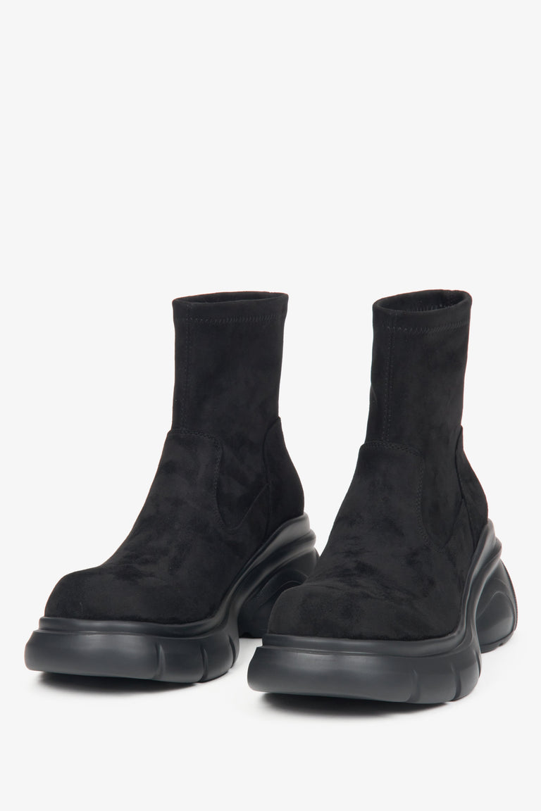 Women’s black velour chelsea boots Estro - model presentation from the front.