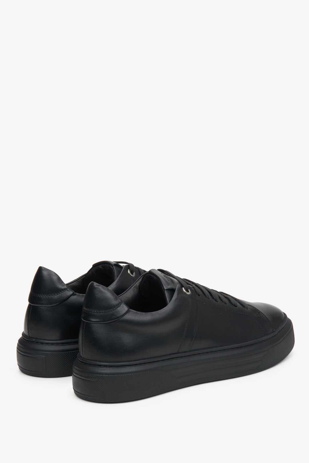 Black Estro men's sneakers with lacing - close-up on the heel and side line.