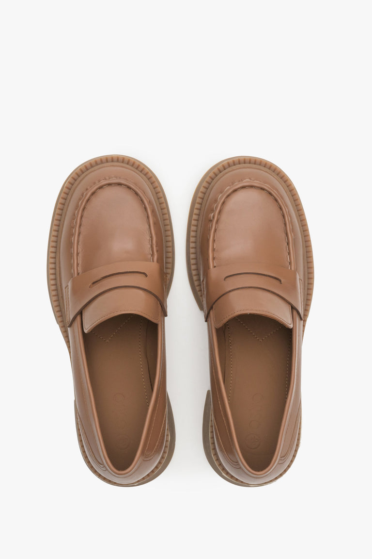 Women's moccasins made of genuine leather in brown by Estro.