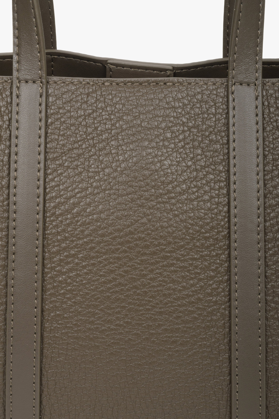 Women's brown leather shopper bag by Estro - close-up on the details.