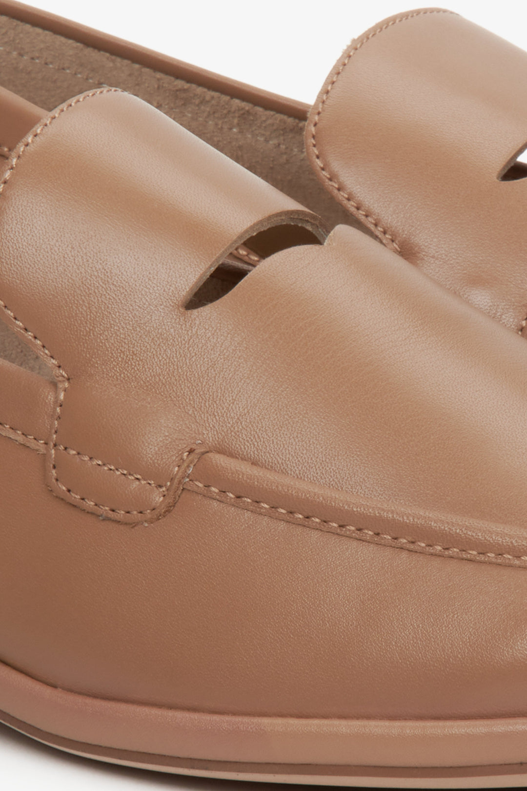 Leather, women's brown moccasins by Estro - close-up on the details.