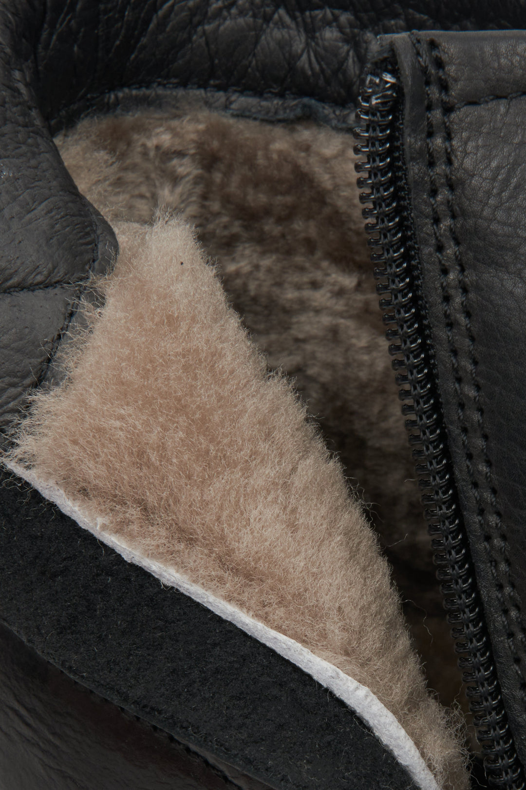 Black men's leather winter boots by Estro - close-up on the soft insole.
