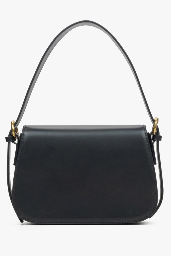 Estro women's black leather shoulder bag - back view of the model.