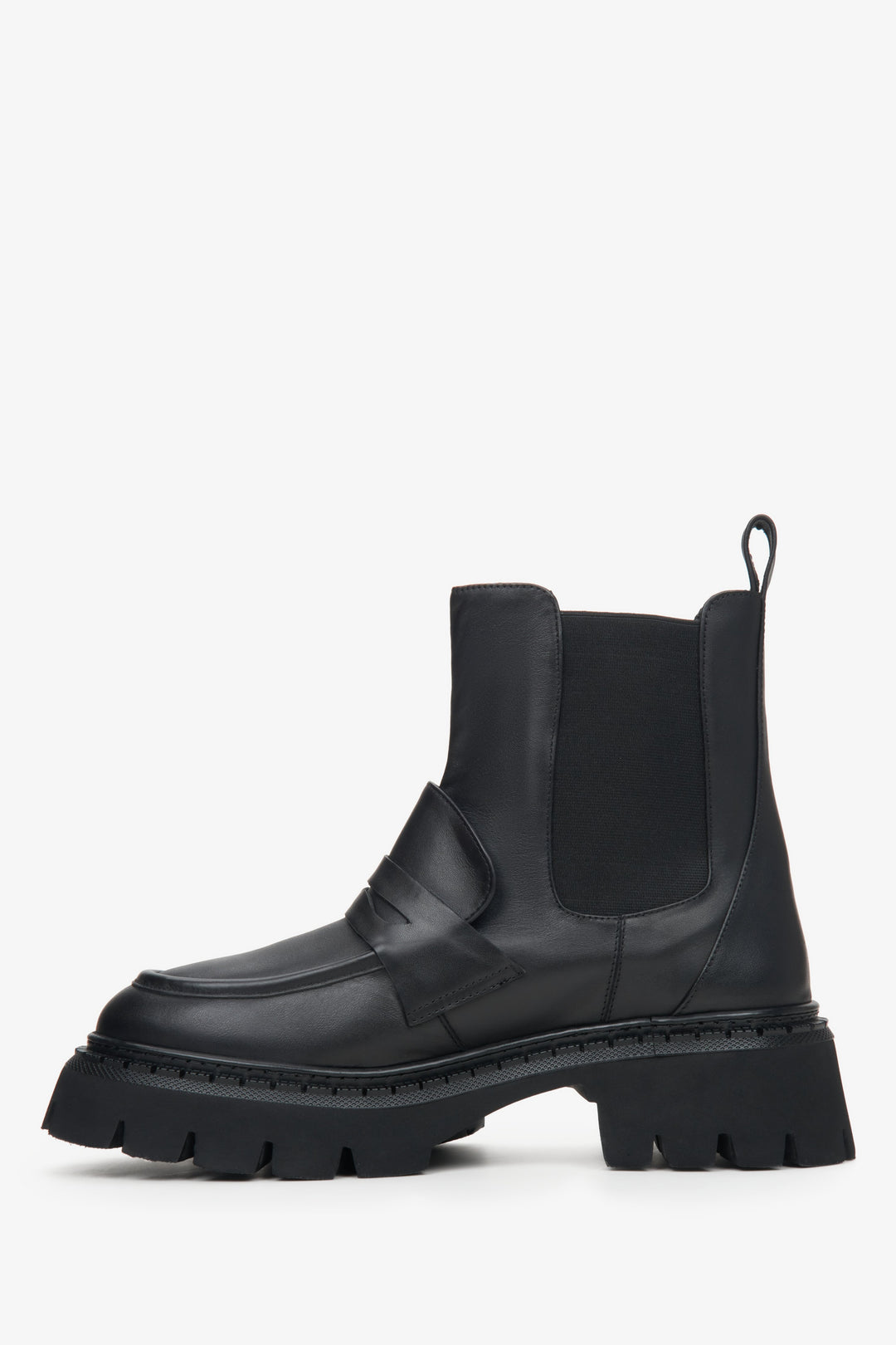 Women's chelsea boots in black - shoe profile.