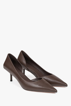 Classic brown Estro women's high heels, made of genuine leather, set on a comfortable low heel.