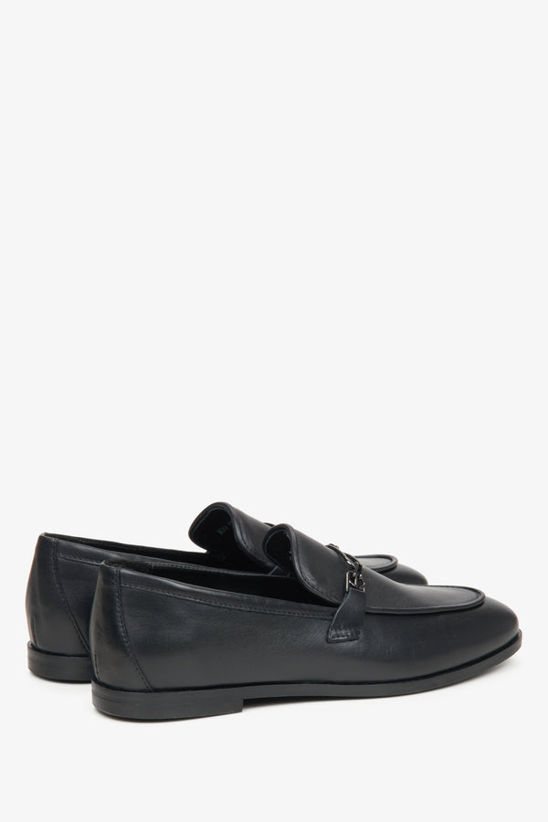 Estro women's black leather loafers with a chain - close-up of the heel.