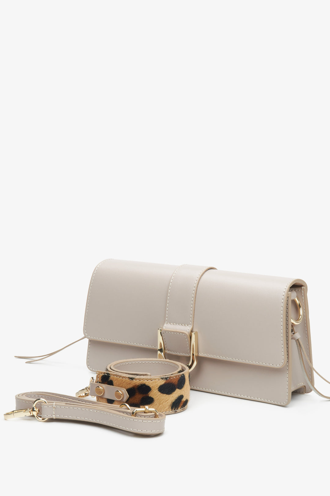 Women's beige handbag Estro with animal prints.