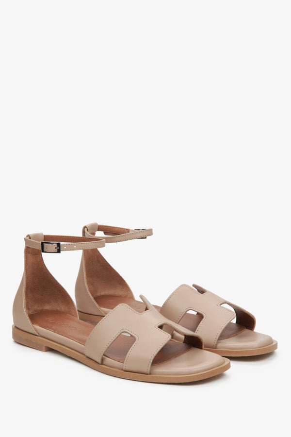 Estro women's beige sandals.